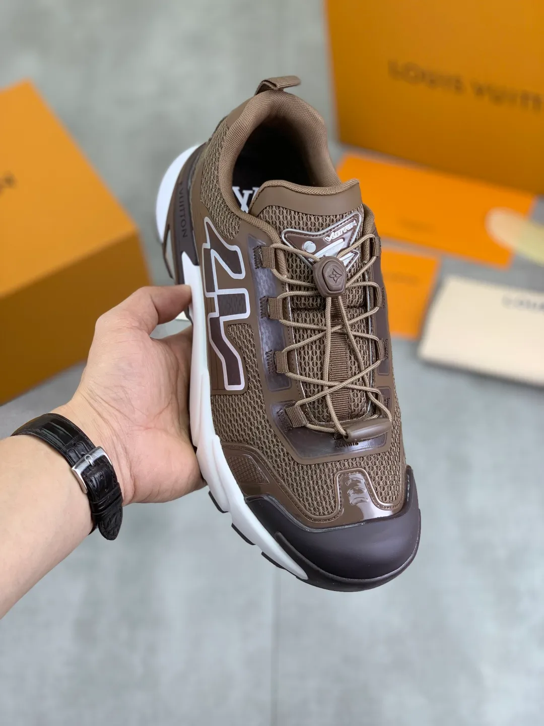 Men's Men's Shoes💰P740 New High Version LV Louis Vuitton L Jialu Brand Runner Tatic Series Thick Sole Casual Sports Shoes Running Shoes Original Purchase Development Production This LV Runner Tatic sports shoe combines technical materials such as mesh fabric and ribbons to interpret the inspiration of traditional mountaineering shoes. LV letters are written on one side, the lariat buckle of the quick lacing system is embellished with Monogram flowers and Louis Vuitton logos, and the light and wear-resistant rubber outsole completes the whole package. The delivery counter is beautifully packaged🛍📦 ▪️Fabrics: Original imported custom technical fabric + mesh ▪️Inner lining: Original customized breathable mesh ▪️Sole: Original open-molded anti-slip rubber combination material ▪️Sole thickness: 4CM ▪️Size: Men's 39-44 (38 45 (customized)